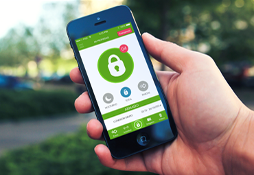 mano con un iphone mostrando la app Smart Sentinels