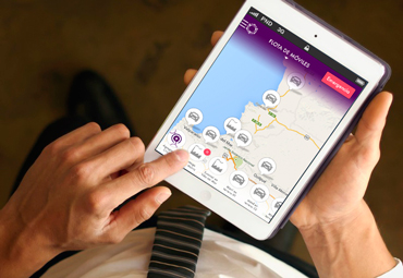 hombre con un ipad mostrando la app Lysa iO
